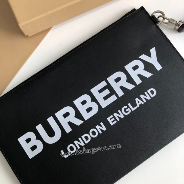 Burberry專門店新款徽標印花拉鏈收納袋 巴寶莉男士手拿包 yxb1192
